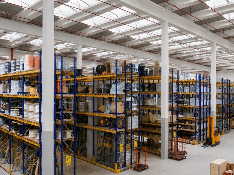 Sismocell amplia le soluzioni per la sicurezza sismica industriale con dispositivi di disaccoppiamento per scaffalature e serbatoi