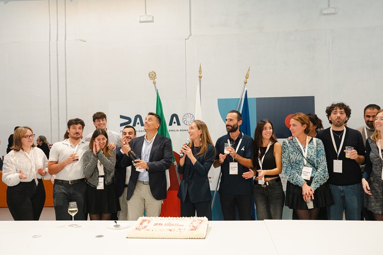 Il festeggiamento del team di Almacube, condiviso con istituzioni, università e imprese