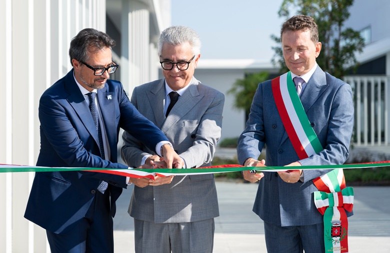 Enrico Lo Greco, presidente e CEO di Interpump Hydraulics, Paolo Cleopatra, vicepresidente e CEO di Interpump Hydraulics, ed Emanuele Bassi, Sindaco di Sala Bolognese e consigliere metropolitano con delega alla scuola, istruzione, politiche per la pianura