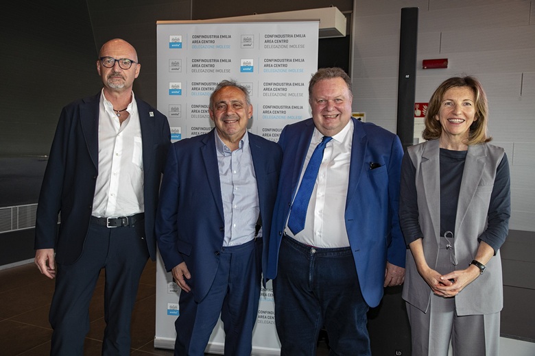 Da sinistra, il nuovo vicepresidente della Delegazione Imolese di Confindustria Emilia Andrea Costa, il nuovo presidente Alessandro Curti, il presidente uscente Marco Gasparri e il direttore generale di Confindustria Emilia, Tiziana Ferrari
