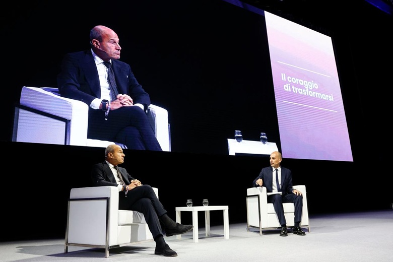 Francesco Costa, direttore de Il Post, intervista Giuliano Noci, docente al Politecnico di Milano ed esperto di rapporti e relazioni con la Cina, sul palco dell’Assemblea di Confindustria Emilia a Farete 2026 