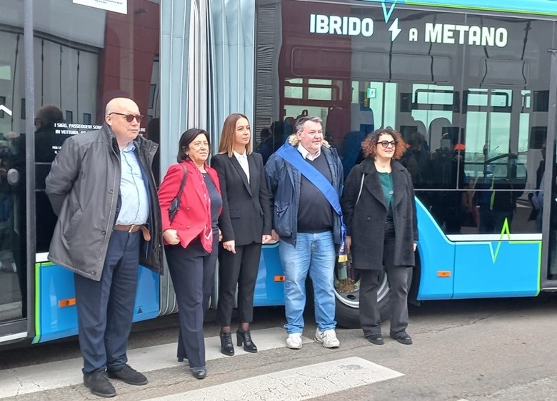 Da sinistra: Andrea Bottazzi, Dirigente Manutenzione Tper SpA; Giuseppina Gualtieri, Presidente e Amministratore Delegato di Tper SpA; Vasiliki Kouvela, Responsabile Bus Pubblico di MAN Truck & Bus Italia SpA; Paolo Crescimbeni, Consigliere Delegato al Piano mobilità sostenibile e infrastrutture viarie della Città Metropolitana di Bologna; e Valentina Orioli, Assessora alla Nuova Mobilità del Comune di Bologna