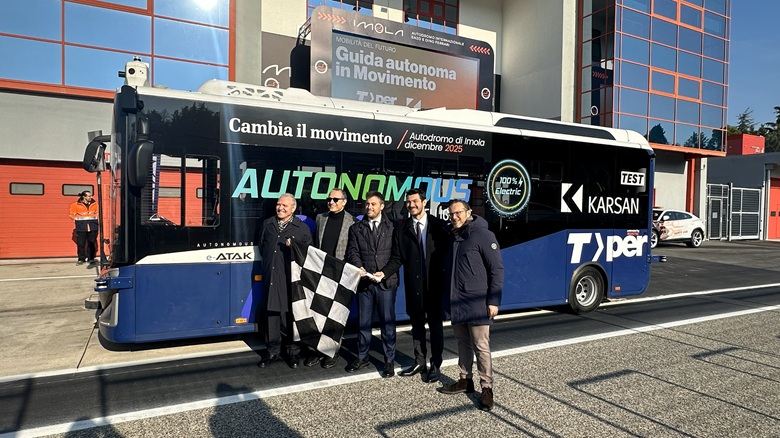 Da sinistra: Massimo Farina, Settore Trasporti, Infrastrutture e Mobilità Sostenibile della Regione Emilia-Romagna; Fabio Teti, Direttore Amministrazione, Commerciale, Finanza di Tper; Marco Panieri, Sindaco di Imola; Halit Ozgur Altinsoy, Karsan Europe General Manager; e Michele Campaniello, Assessore alla Nuova Mobilità del Comune di Bologna