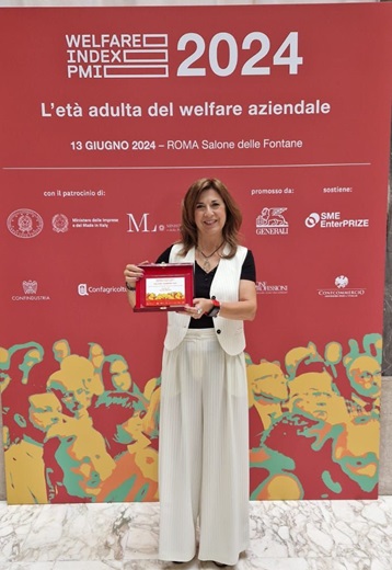 Mirella Di Girolamo, Sr director people & finance di TeaPak, con il Premio speciale Comitato Guida