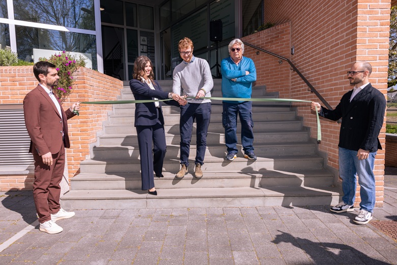 Mariastella Mancini, direzione aziendale di BIO5, e Luca Vignali, sindaco di Castel Maggiore, tagliano il nastro del nuovo poliambulatorio BIO5 Salute