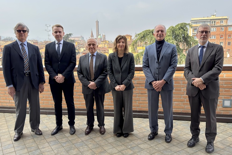 Da sinistra: Alberto Possati, membro del CDA di Marposs, Viktor Kiss, vincitore della Borsa Possati 2026, Stefano Possati, presidente emerito di Marposs, Tiziana Ferrari, direttore generale di Confindustria Emilia, Edoardo Possati, vicepresidente di Marposs, e Renaud Dehousse, Rettore della Johns Hopkins University SAIS Europe.