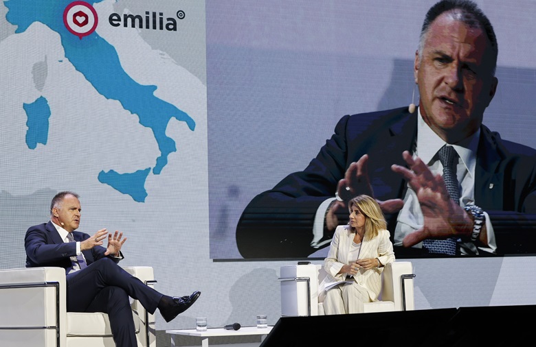 Il presidente di Confindustria Emanuele Orsini sul palco di Farete 2024 con la giornalista Tiziana Ferrario