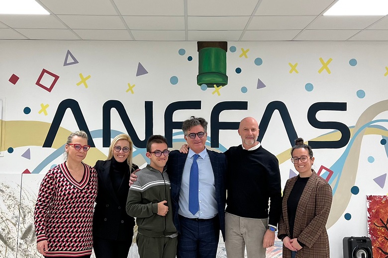 Da sinistra, Marzia Mandreoli presidente di Anffas, valentina Bianchini General Manager di Encaplast, Alessandro Malavasi, Roberto Morini Amministratore Delegato di Acea, Daniele Galavotti CEO di QURA, Eleonora Natali, responsabile ufficio Amministrazione di Encaplast