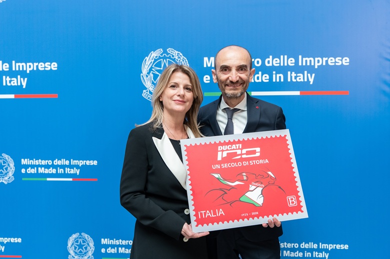 Il sottosegretario di Stato con delega alla filatelia, Fausta Bergamotto, e l’amministratore delegato di Ducati, Claudio Domenicali