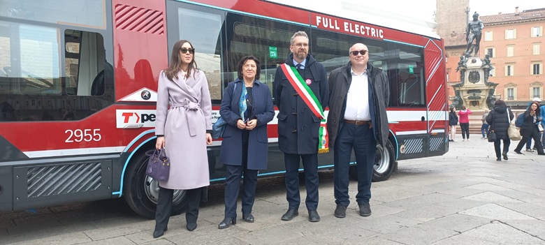 Da sinistra: Caterina Rampini, Amministratore Delegato e Vicepresidente di Rampini; Giuseppina Gualtieri, Presidente e Amministratore Delegato di Tper; Matteo Lepore, Sindaco di Bologna e della Città Metropolitana; Andrea Bottazzi, Dirigente Manutenzione Tper.