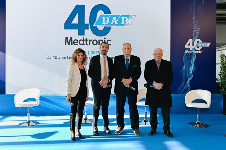 Da sinistra: Paola Pirotta, Amministratrice Delegata di Medtronic Italia; Luca Spinardi, Direttore del sito produttivo Medtronic Mallinckrodt Dar; Luigi Ganzerli e Claudio Trazzi, pionieri quarant'anni fa di questa avventura imprenditoriale insieme ad altri soci, guidati dal dott. Mario Veronesi