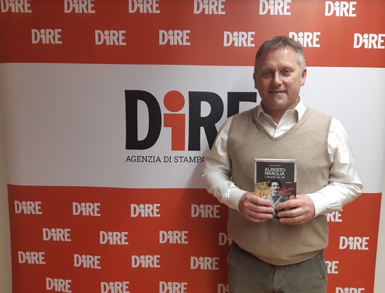 Il giornalista Stefano Ferrari con il libro "Alberto Braglia, l'atleta del re" (Foto Dire)