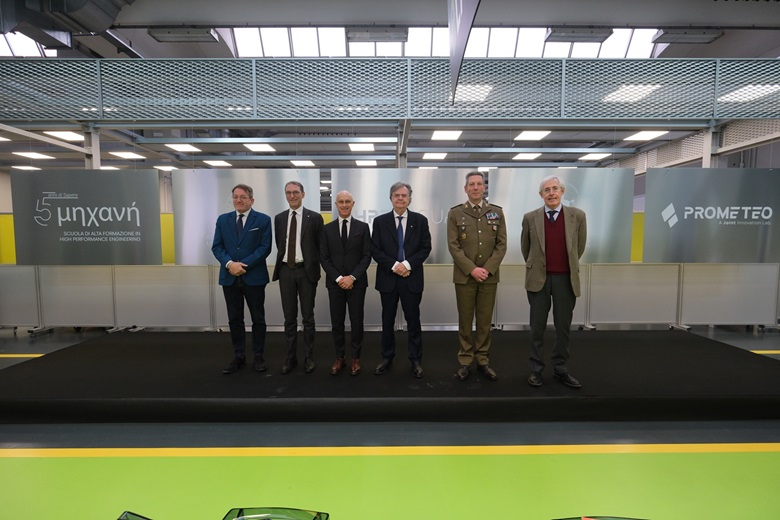 Da sinistra: Gian Carlo Muzzarelli, sindaco di Modena; Giovanni Molari, rettore Alma Mater Studiorum Università di Bologna; Andrea Bozzoli, CEO di HPE Group; Carlo Adolfo Porro, rettore Università di Modena e Reggio Emilia; il Gen. Davide Scalabrin, comandante dell’Accademia Militare di Modena; Enrico Sangiorgi, direttore scientifico di Mekané e membro del Cda della Fondazione Chips.it