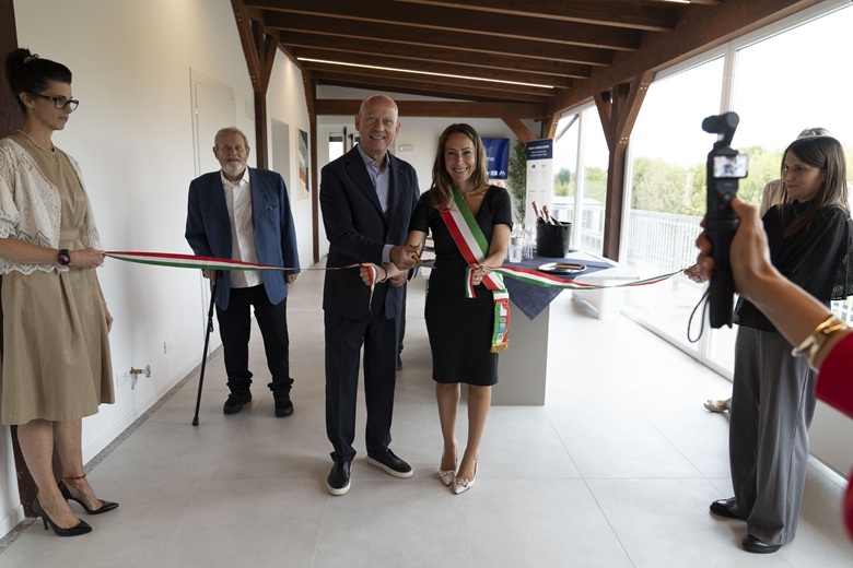 Taglio del nastro da parte dell’amministratore delegato di Gruppo B&T, Fabio Tarozzi, e del Sindaco di Formigine, Elisa Parenti