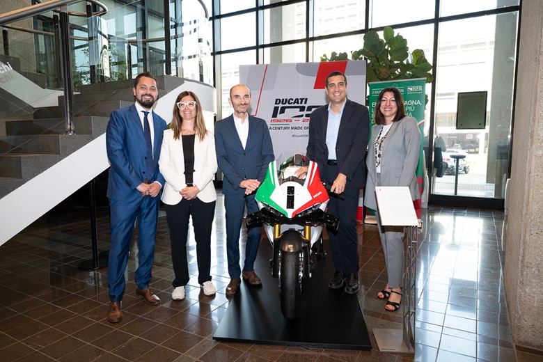 Da sinistra: il presidente dell'Assemblea legislativa Maurizio Fabbri, l'assessora regionale Roberta Frisoni, l'amministratore delegato di Ducati Claudio Domenicali, il presidente della Regione Emilia-Romagna Michele de Pascale e l'assessora regionale Gessica Allegni