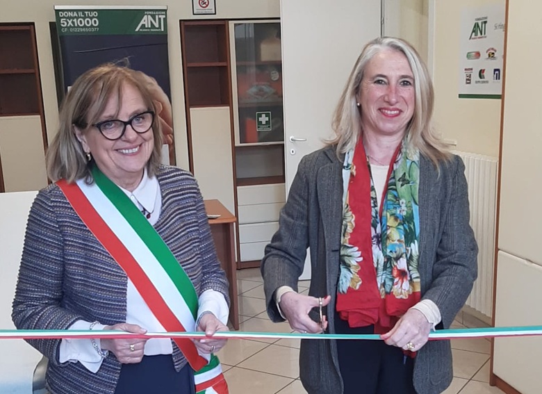 Il taglio del nastro del nuovo ambulatorio ANT a Vignola: da sinistra Emilia Muratori, sindaco di Vignola, e Raffaella Pannuti, presidente di Fondazione ANT