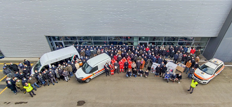 Foto di gruppo dei dipendenti di HPE COXA e di alcuni volontari di Croce Blu Modena