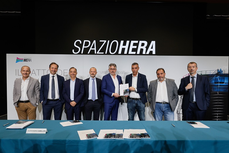 Da sinistra: Massimo Cenciotti, segreteria nazionale FP-Cgil; Fabrizio Pancino, responsabile relazioni industriali Gruppo Hera; Antonello Assogna, Uiltec-Uil; Alessandro Camilleri, direttore centrale personale e organizzazione Gruppo Hera; Cristian Fabbri, presidente esecutivo Gruppo Hera; Ilvo Sorrentino, segreteria nazionale Filctem-Cgil; Romeo Bregata, segreteria nazionale Femca-Cisl; Fabio Gigli, segreteria nazionale Uiltrasporti-Uil