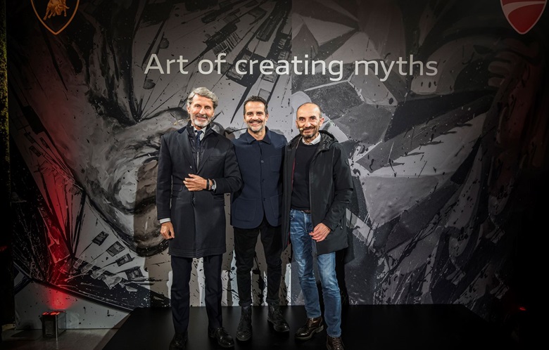 Stephan Winkelmann, CEO di Automobili Lamborghini, l’artista Paolo Troilo e Claudio Domenicali, CEO di Ducati