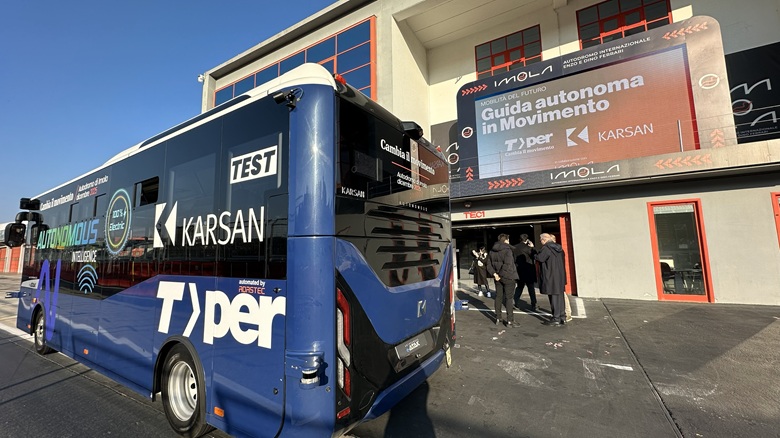 Autobus di 8,3 metri usato per eseguire il test di guida autonoma