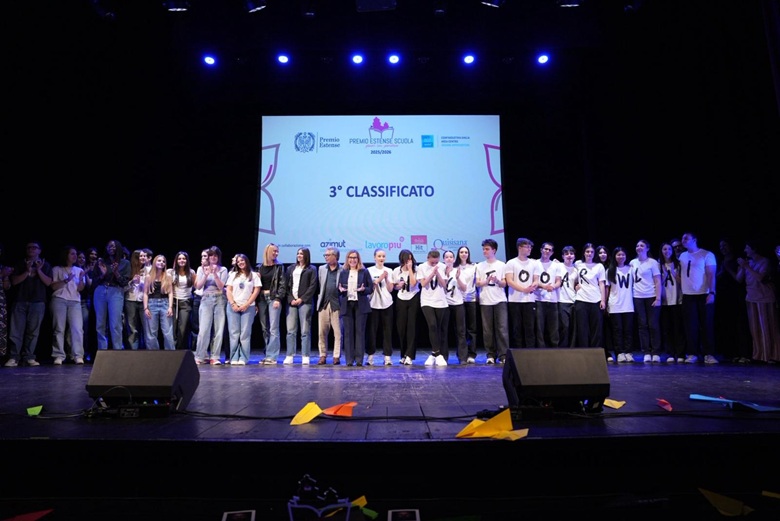 Il terzo gradino del podio, ex aequo, al Liceo Ariosto di Ferrara (4^W Linguistico) con “Dallo sguardo occidentale al Volga” e al Liceo “A.F. Formiggini” (Classe 3^B Linguistico) di Sassuolo (MO) con “Patria”