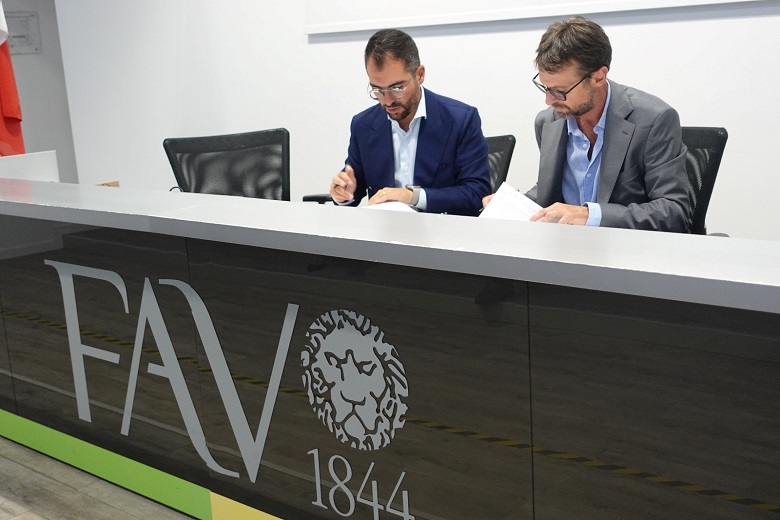Michele Poggipolini, presidente di Fondazione Aldini Valeriani, e Stefano Cattorini, General Director di Bi-Rex, firmano l'accordo