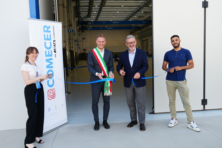 Al centro, il sindaco di Castel Bolognese, Luca Della Godenza, e il presidente di Comecer, Simone Volpi, durante il taglio del nastro del nuovo stabilmento di Comecer