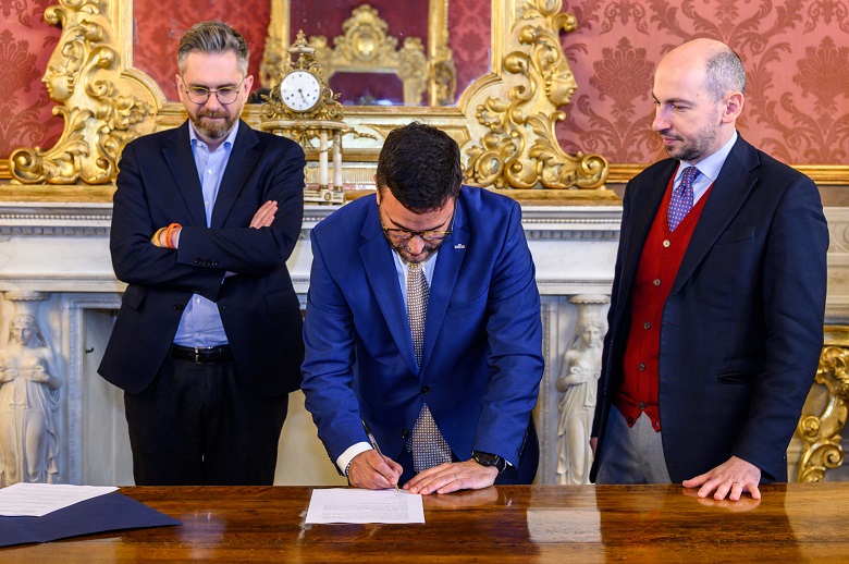 Il sindaco di Bologna Matteo Lepore, Agostino Scialfa, presidente della filiera Turismo e Cultura di Confindustria Emilia, e l'assessore alla manutenzione e pulizia della città Simone Borsari (photocredit Giorgio Bianchi/Comune di Bologna)