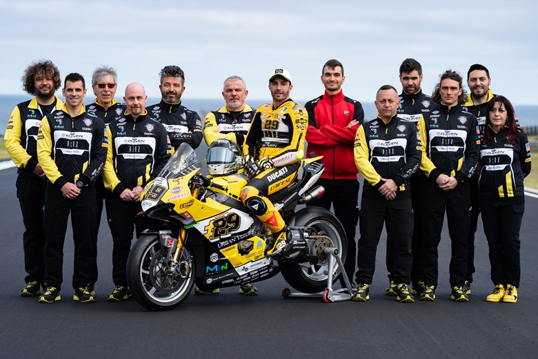 Team Go Eleven con al centro il pilota Andrea Iannone in sella alla Ducati Panigale V4 R con livrea gialla