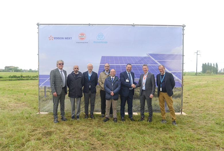 Il management di Edison Next e Berco, società del Gruppo thyssenkrupp, dopo la firma dell’accordo per la sostenibilità del sito di Copparo (FE)