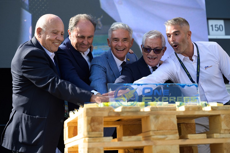 Il taglio della torta alla festa di One Express per i 15 anni di attività; al centro il presidente Claudio Franceschelli