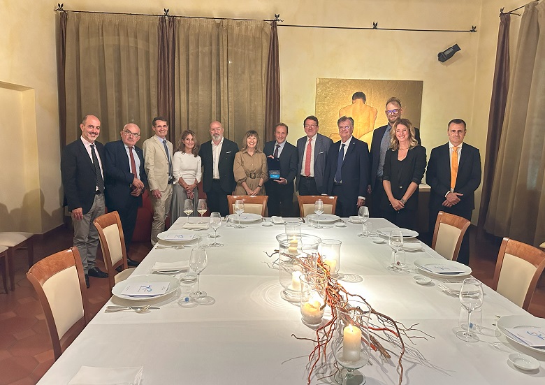 Un momento della cena per festeggiare i 70 anni di Rossi alla presenza, tra gli altri, del Presidente della Regione Emilia-Romagna Stefano Bonaccini, del Sindaco di Modena Gian Carlo Muzzarelli e del DG di Confindustria Emilia Tiziana Ferrari che ha consegnato una targa celebrativa all’azienda