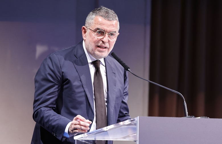 Il presidente di Confindustria Emilia Valter Caiumi mentre presenta la relazione ai molti imprenditori delle aziende associate presenti a Palazzo Albergati
