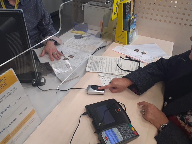 Poste Italiane, con Polis si amplia il servizio di richiesta e rinnovo passaporti in provincia di Bologna