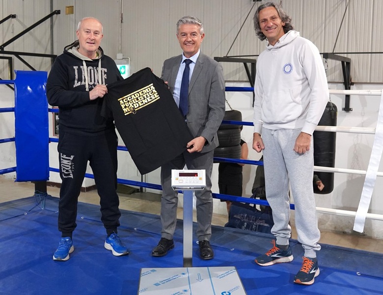 Gianluca Verasani, presidente di Società Cooperativa Bilanciai mentre consegna la nuova bilancia