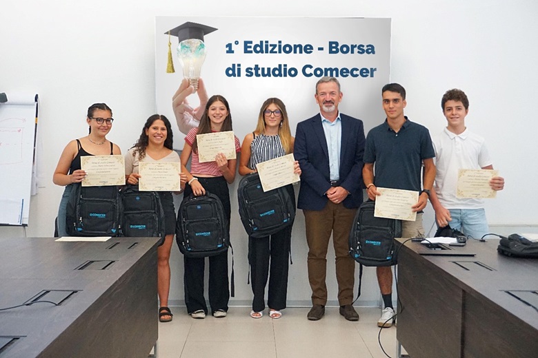 Simone Volpi, presidente di Comecer con i ragazzi vincitori della Borsa di Studio della fascia medie-superiori