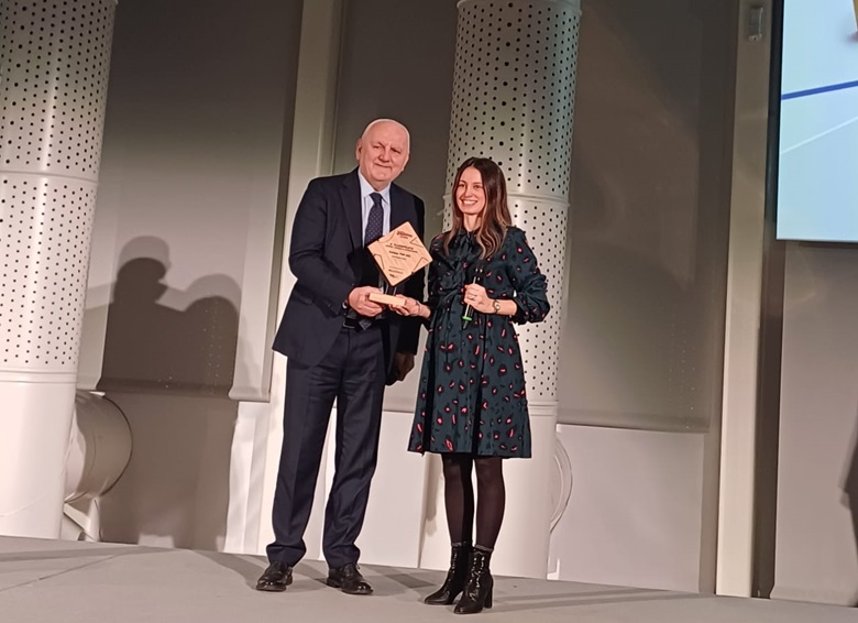 L’assessore regionale allo Sviluppo economico, Green economy, Lavoro e formazione, Vincenzo Colla, premia Silvia Pecorari, VP Strategic Development & Operations di Hansa-Tmp