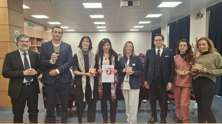 Alcune operatrici dell'ospedale ricevono il dispositivo, insieme al dg Reggiani e ad alcuni membri della Fondazione 