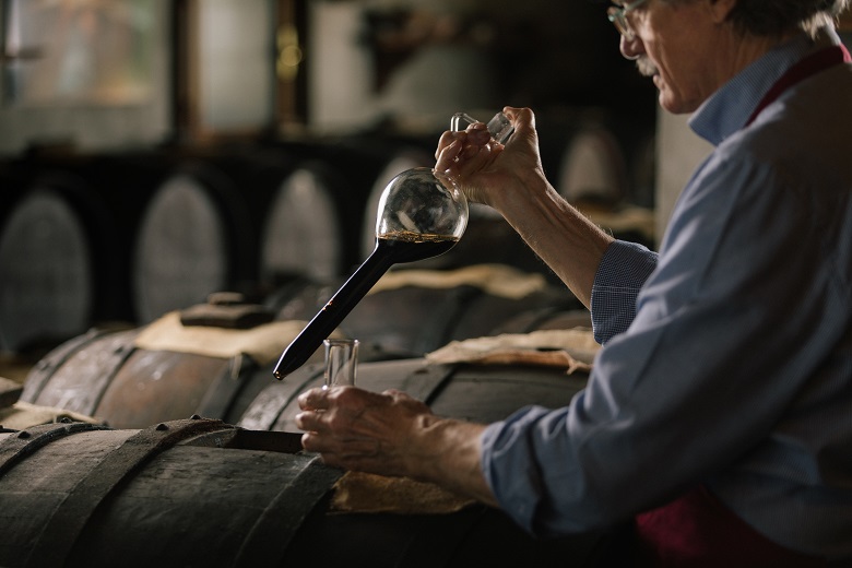 Il maestro acetiere dell'azienda modenese Acetaia Giusti al lavoro tra le botticelle di Aceto Balsamico