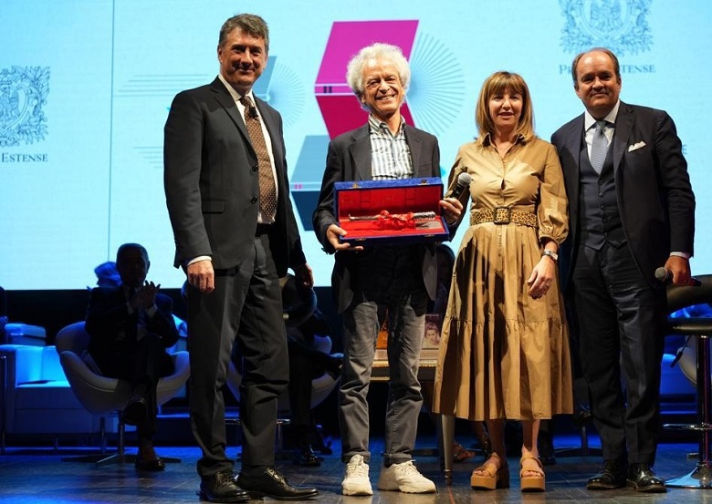 Gian Luigi Zaina, presidente della Fondazione Premio Estense; Federico Rampini; vincitore del 39° “Riconoscimento Gianni Granzotto. Uno stile nell’informazione”; Tiziana Ferrari, direttore generale di Confindustria Emilia; Alberto Faustini, presidente della giuria tecnica del Premio Estense