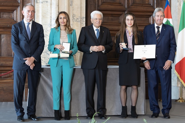Da sinistra: Alfonso Urso, Ministro delle Imprese e del Made in Italy; Federica Minozzi, CEO Iris Ceramica Group; Sergio Mattarella, Presidente della Repubblica; Alice Bordet, Alfiere del Lavoro 2025; Enrico Zobele, Vice Presidente Federazione Nazionale Cavalieri del Lavoro