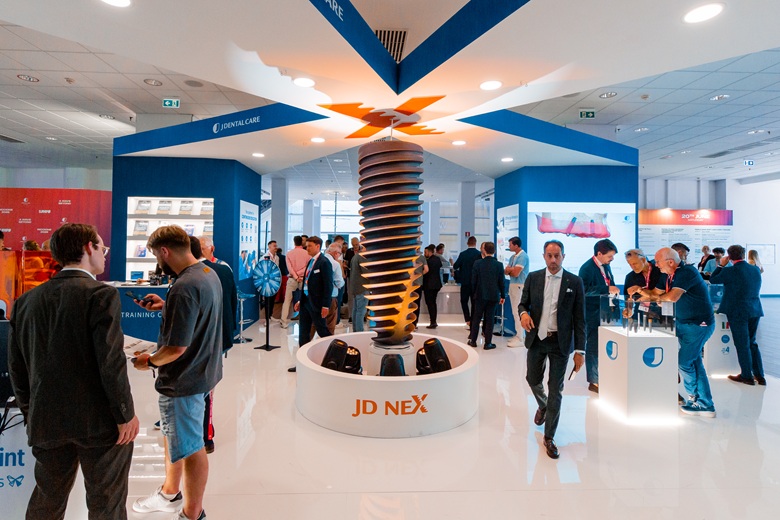 Lo stand di presentazione della novità di JDentalCare: JDNeX, la nuova linea implantare firmata dall’azienda modenese