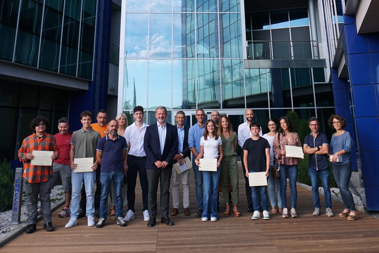 Simone Volpi, presidente di Comecer con i ragazzi vincitori della Borsa di Studio e i loro genitori