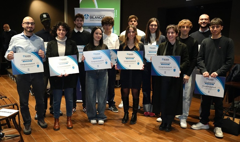 Il gruppo degli studenti premiati da Cooperativa Bilanciai