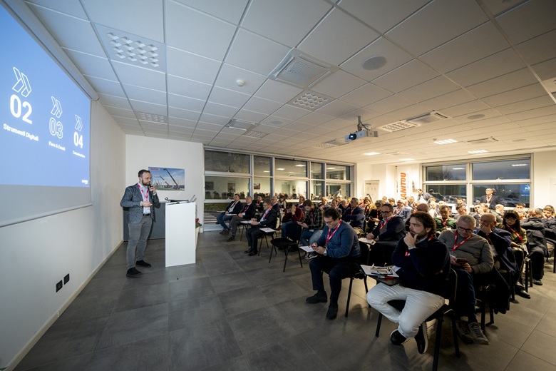 Un momento della sessione plenaria dedicata ai progetti di marketing svolti nel 2024 e in programma per il 2025, tenuta da Giacomo Borghi, responsabile comunicazione ed eventi di Manitou Italia