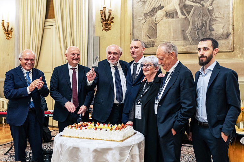 Il taglio della torta per i 50 anni di Raimondi Spa nel Salone delle feste del Palazzo ducale di Modena