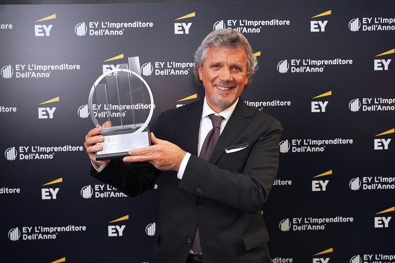 Massimo Galassini, CEO di Usco, riceve a Milano il Premio EY 2021 "L’Imprenditore dell’Anno" 