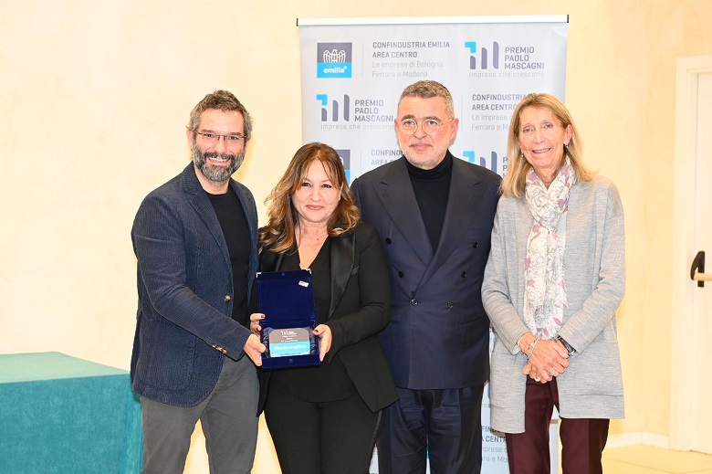 Andrea Pizzamiglio, hr manager, e Amedea Visone, responsabile commerciale di Roboqbo con il presidente di Confindustria Emilia Area Centro Valter Caiumi e l'Architetto Elena Zacchiroli Mascagni