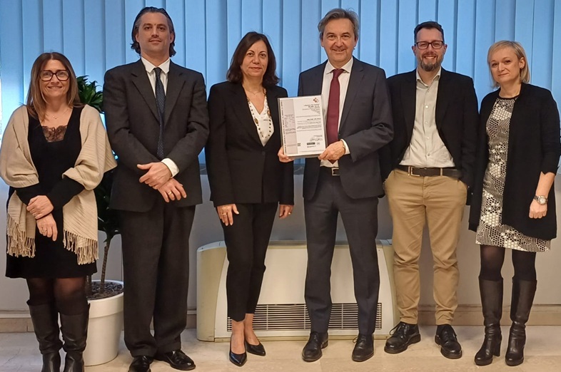 Da sinistra:  Stefania Po, Ufficio amministrazione; Adriano Cornaglia, Resp. Ufficio Gare; Barbara Goretti, Resp. Amministrazione; Andrea Malagoli, Presidente CDA; Alessandro Zironi Resp.Certificazioni e RSPP e Alessandra Fascia Resp. Call Center e Back Office