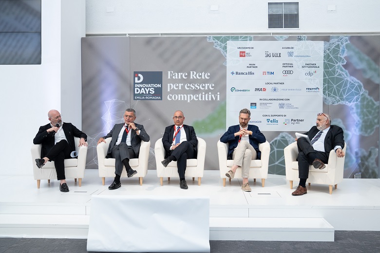 Stefano Bonaccini, Presidente dell’Emilia-Romagna, Valter Caiumi, Presidente Confindustria Emilia Area Centro, Roberto Bozzi, Presidente di Confindustria Romagna, Matteo Lepore, Sindaco di Bologna, Alberto Orioli, Vice Direttore Vicario Il Sole 24 Ore.